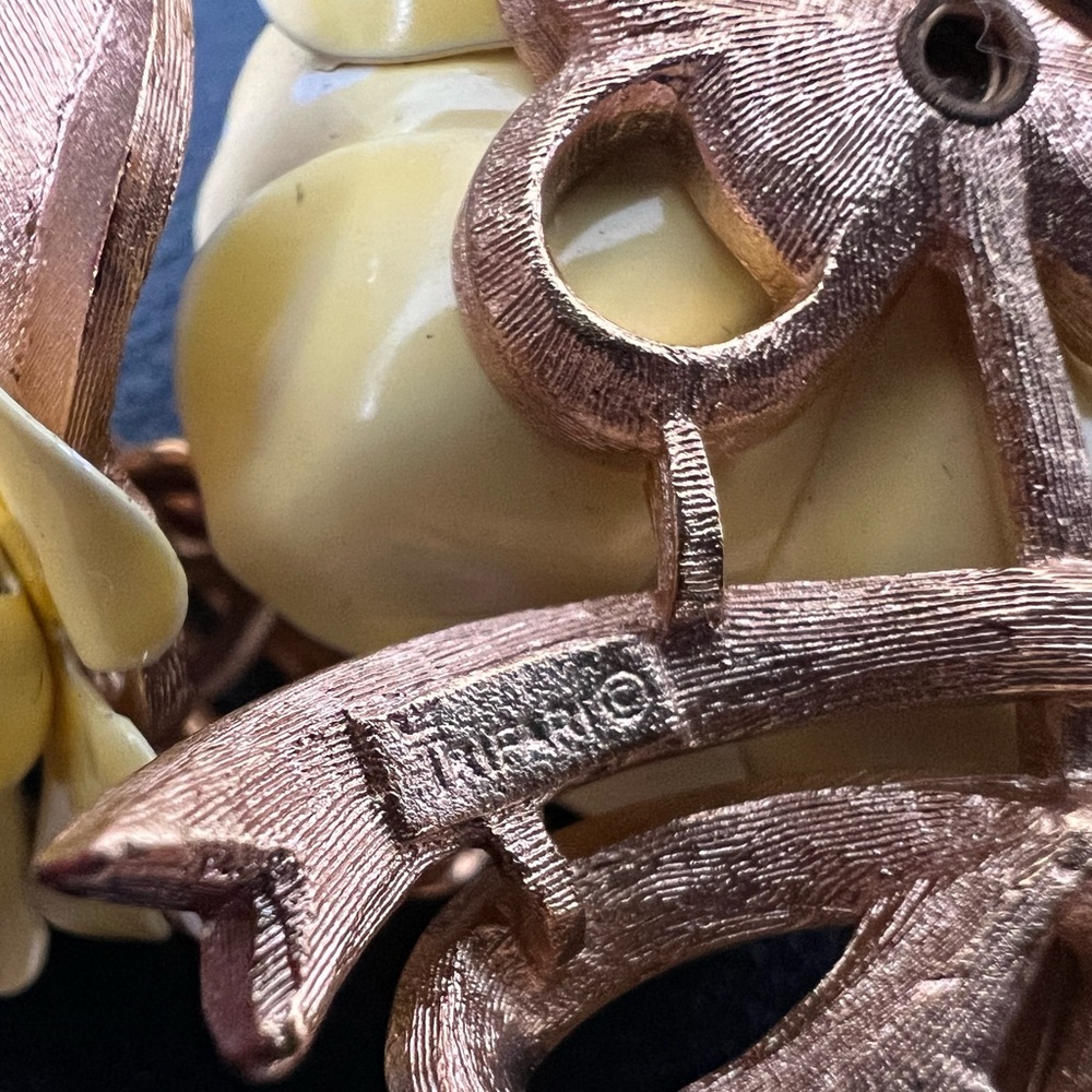 Rare Vintage Crown Trifari Yellow Flower brooch and clip on earrings Set - Picture 5 of 6